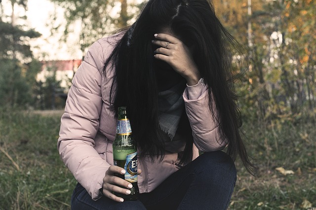 female alcoholism 2847441 640